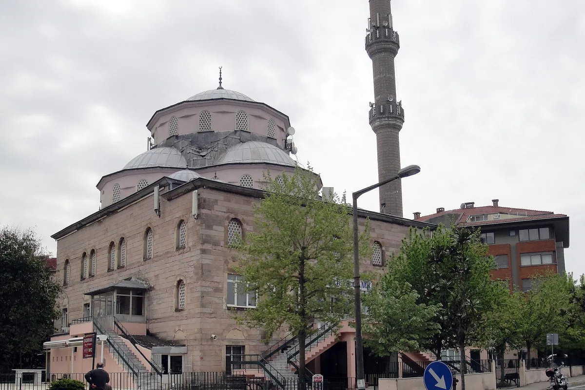 Etiler Camii ve önündeki cadde