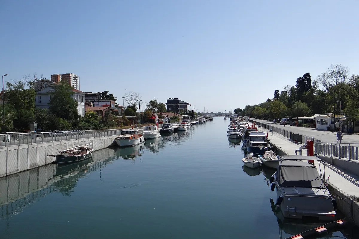 Kurbağalıdere kıyısında yürüyüş yolu, Kadıköy