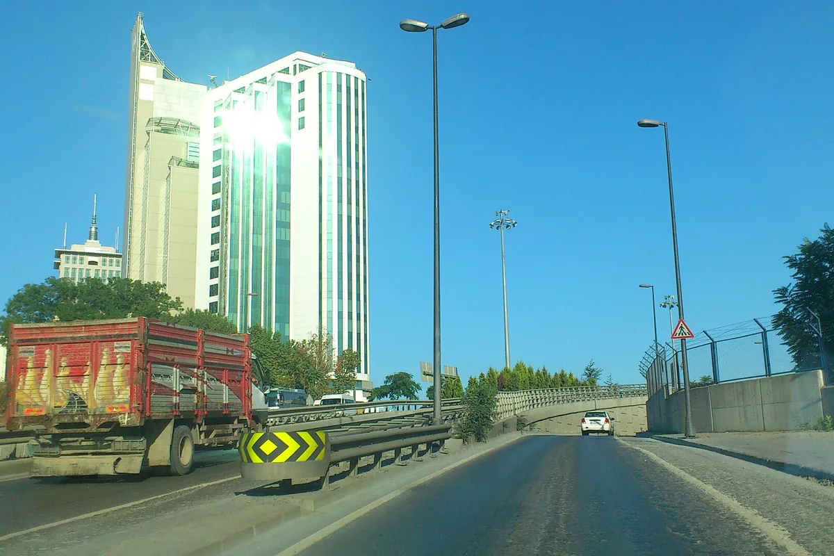 Maslak-Ayazağa otoyol çıkışında araç ve plaza silueti