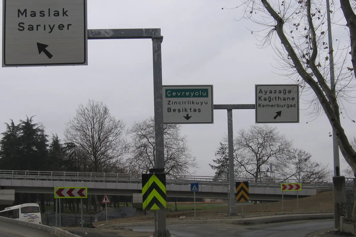 Harp Akademileri Kavşağı yol tabelaları, Maslak