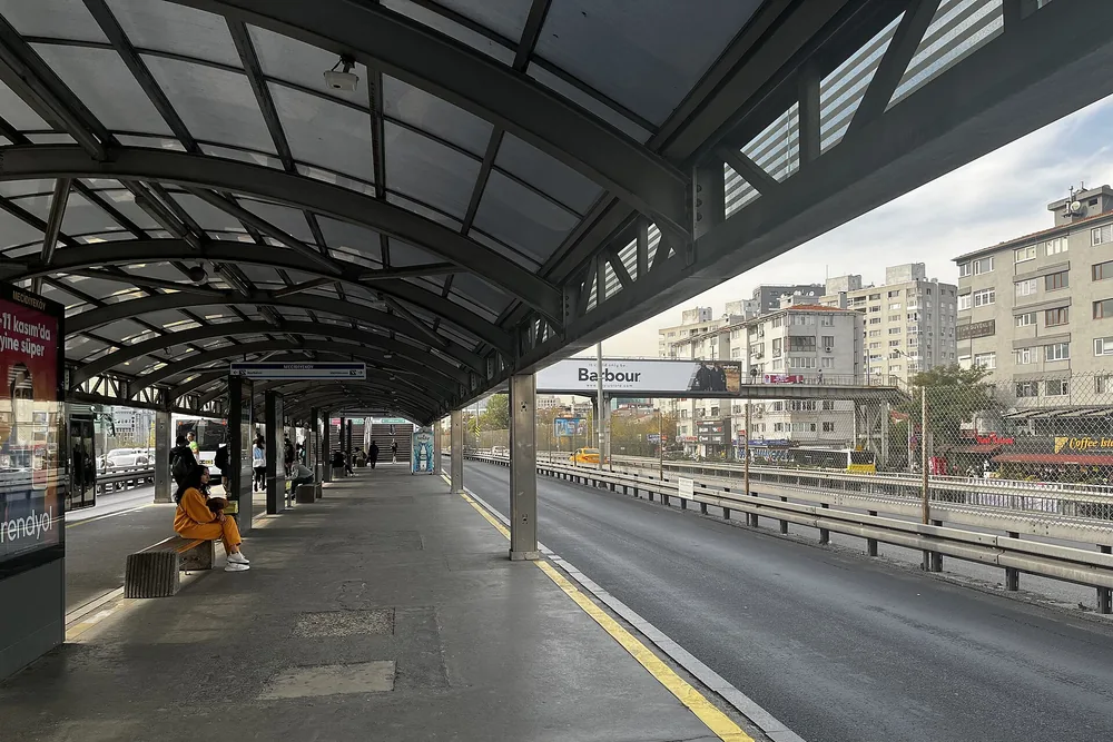 Mecidiyeköy Metrobüs istasyonu ve çevresindeki binalar