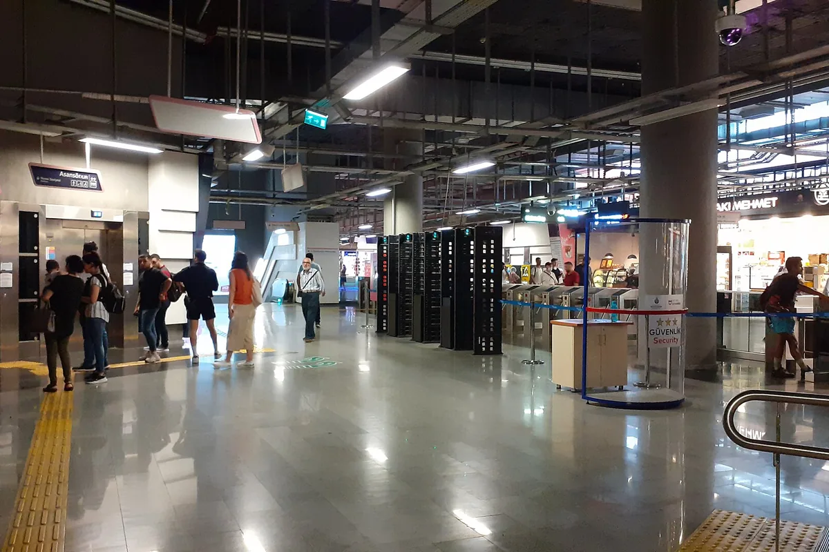 Mecidiyeköy M7 metro hattında turnike ve güvenlik kontrol noktası