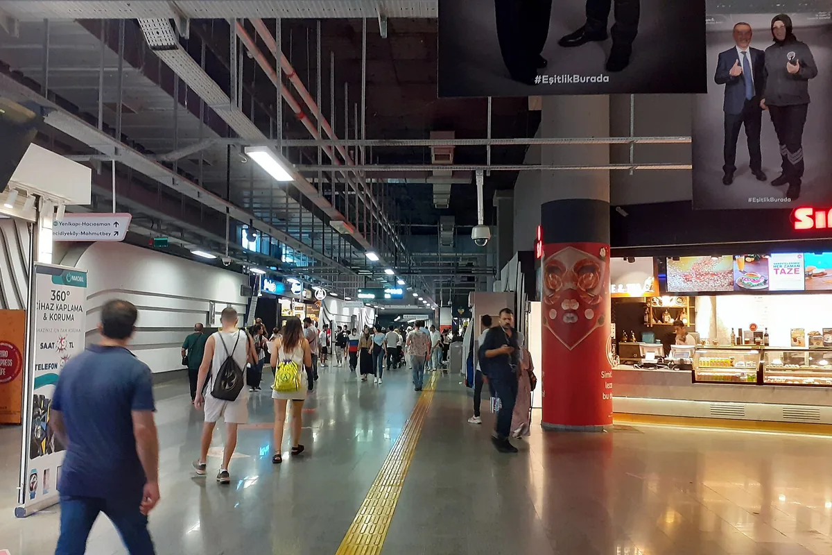 Mecidiyeköy M7 metro hattı yaya alt geçidinde yönlendirme tabelaları