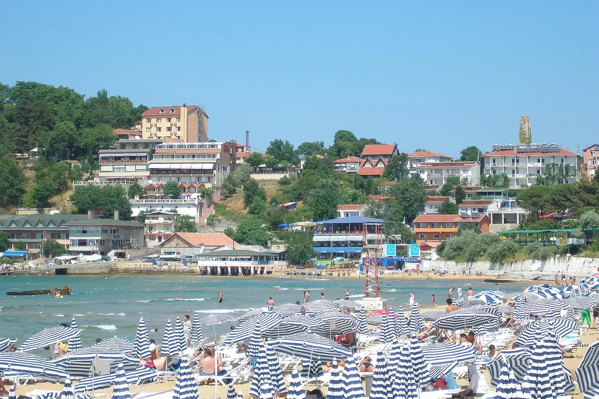 Kilyos plajında şemsiyeler ve Karadeniz kıyısı