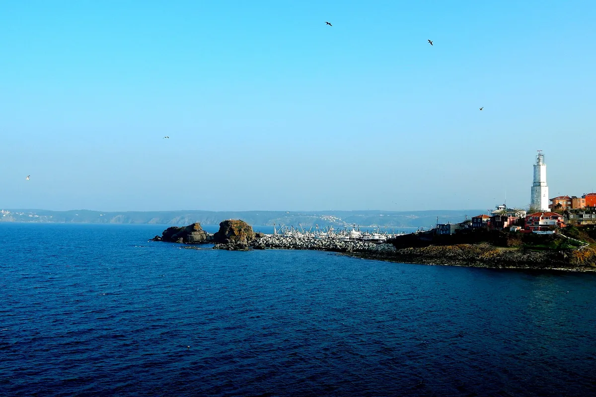 Rumeli Feneri'nde deniz feneri ve Karadeniz'in Boğaz'a açıldığı nokta