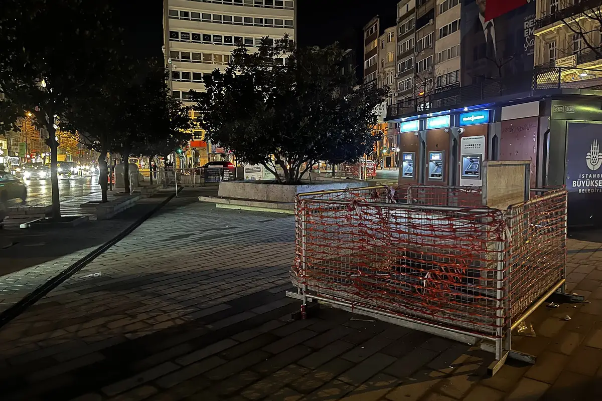 Halaskargazi Caddesi'nde cadde dokusu ve binalar