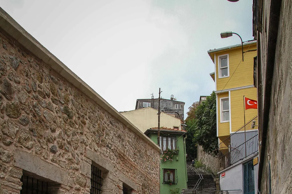 Üsküdar'da taş merdivenli bir sokak