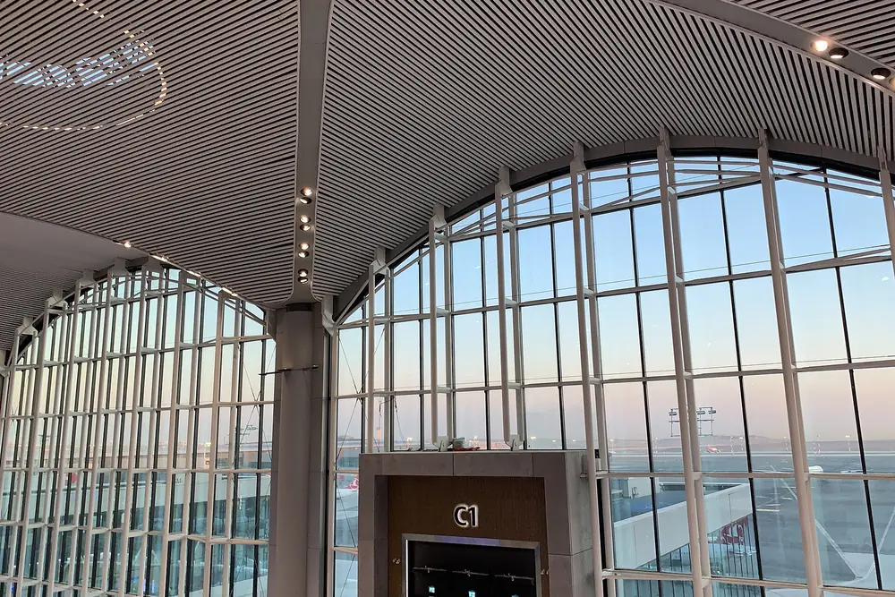İstanbul Havalimanı terminalinin kemerli cam cephesi ve dalgalı çatı taşıyıcıları