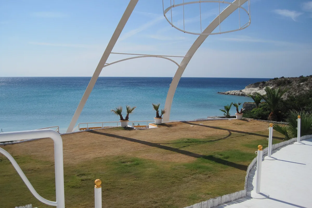 Çeşme Yarımadası kıyısında düzenlenmiş sahil alanı ve deniz