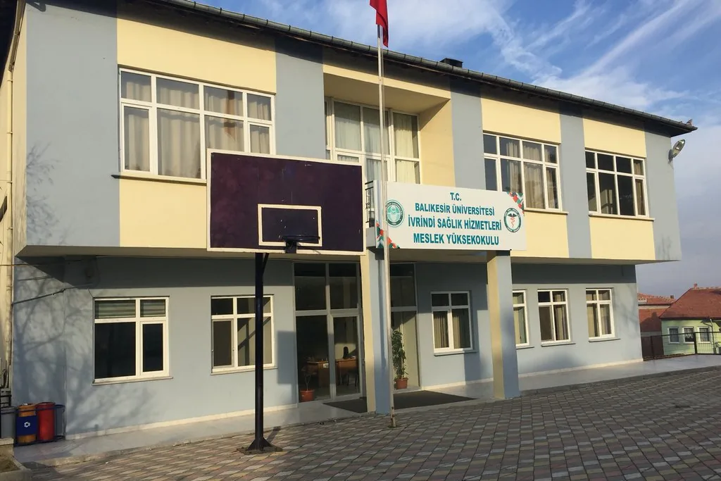 Balıkesir Üniversitesi İvrindi Sağlık Hizmetleri Meslek Yüksekokulu binasının önden görünümü