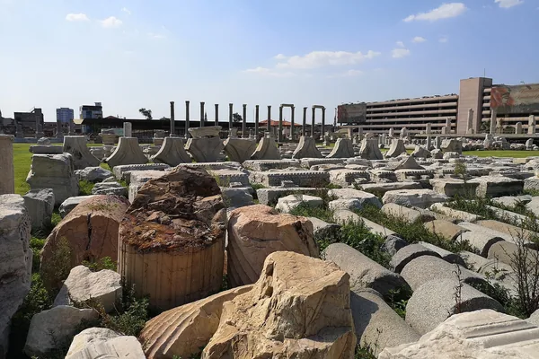 Agora Ören Yeri'nde sütunlar ve antik kalıntılar