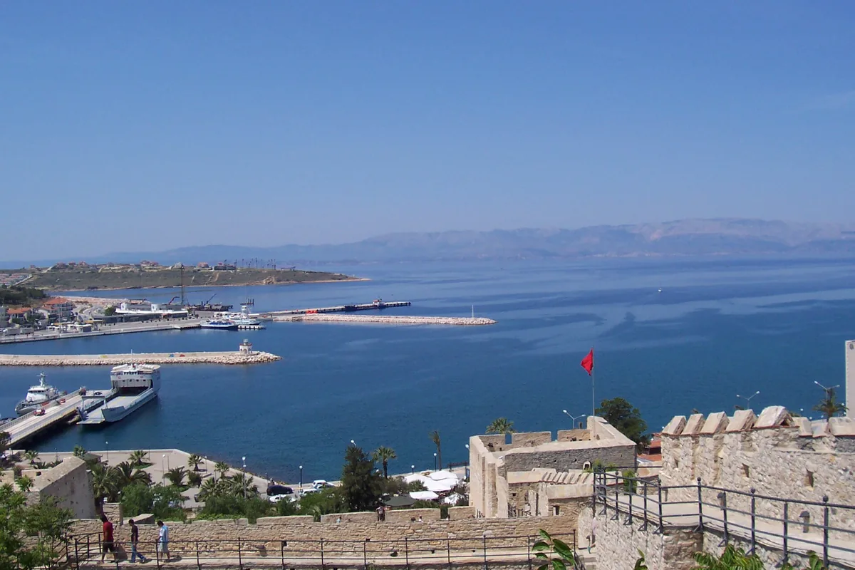 Çeşme Kalesi'nden görünen liman ve koy