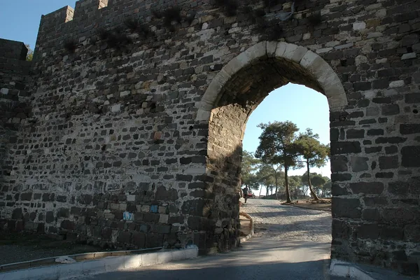 Kadifekale surlarında taş kemerli giriş