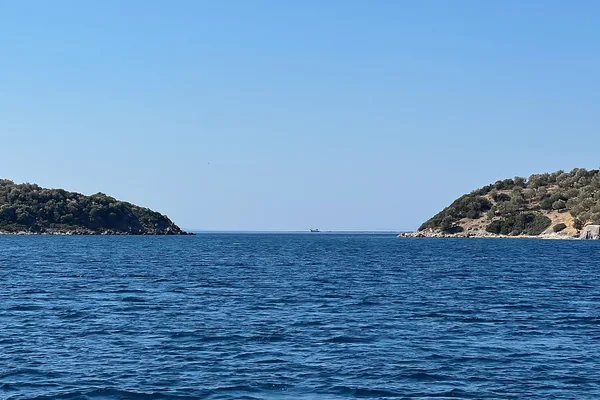 Kalem Adası ile kara arasındaki boğaz ve açık deniz