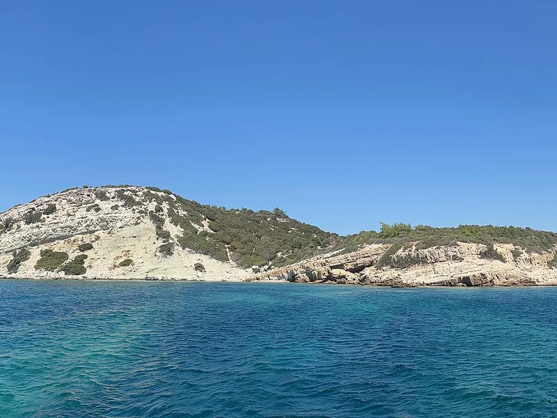Kalem Adası'nın güney kıyısı ve açık deniz