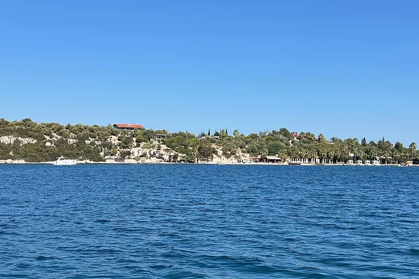 Kalem Adası'nın kuzeydoğu kıyısı ve kıyı yerleşimi