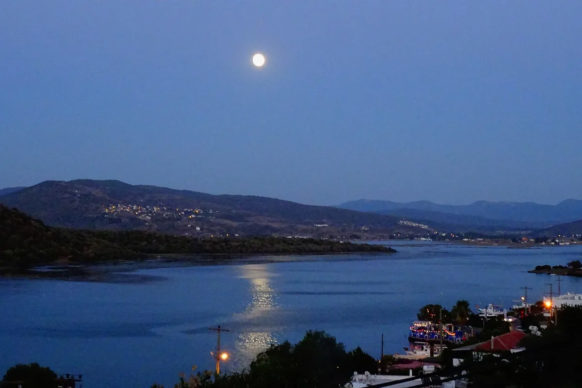 Milas kıyısında ay ışığında körfez manzarası