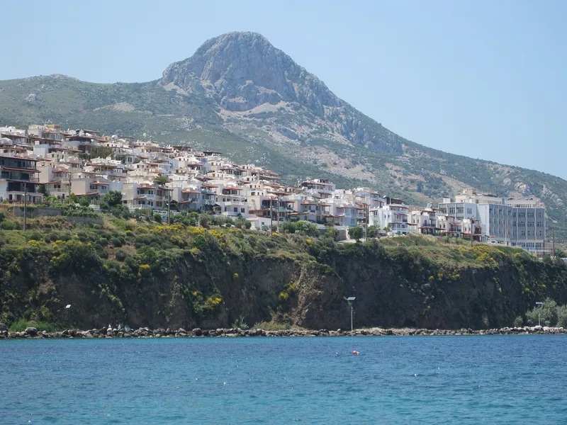 Karaburun kasabası ve arkasındaki dağ sırtı