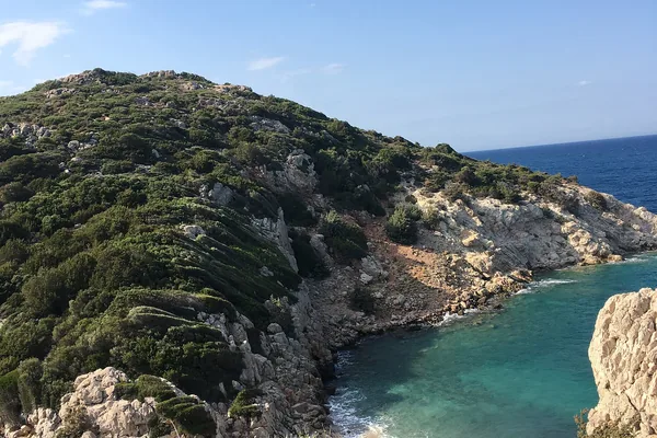 Karaburun kıyısında yeşil burun ve turkuaz koy