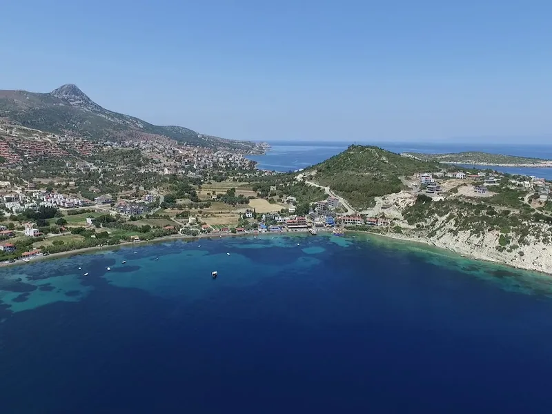 Karaburun limanı ve körfezin yukarıdan görünümü
