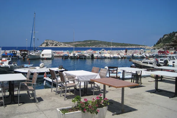 Karaburun limanında tekneler ve iskele