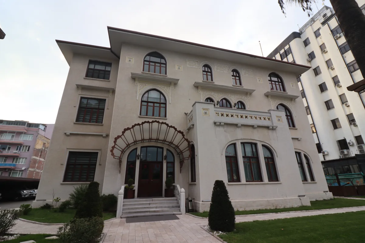 Karesi'deki tarihi Eski Vali Konağı'nın süslemeli cephesi ve bahçesi