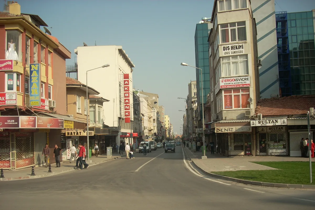 Karesi'nin ana çarşı caddesi Milli Kuvvetler Caddesi'nde dükkanlar ve yayalar