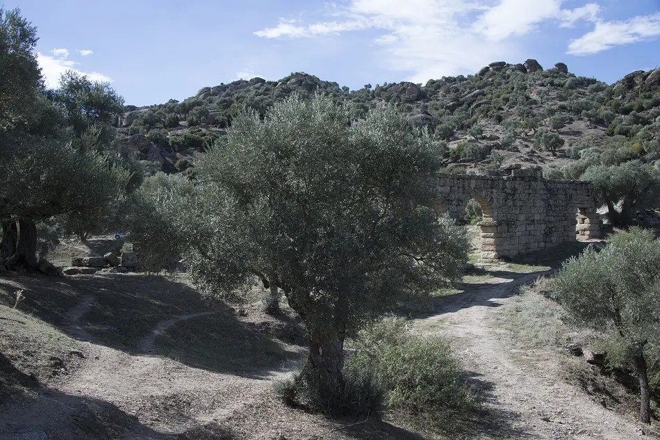 Alinda antik kentindeki su kemeri (aquaduct) kalıntısı, taş kemer ayakları, Karpuzlu (Tütünlük)