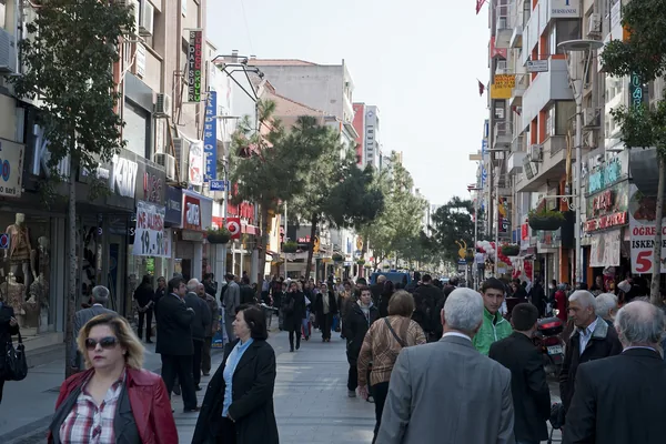 Karşıyaka Kemalpaşa Caddesi'nde yaya bölgesi ve kalabalık