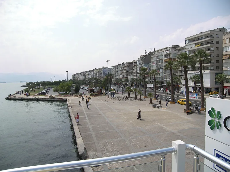 Karşıyaka sahil bandı ve palmiyeli yürüyüş yolu
