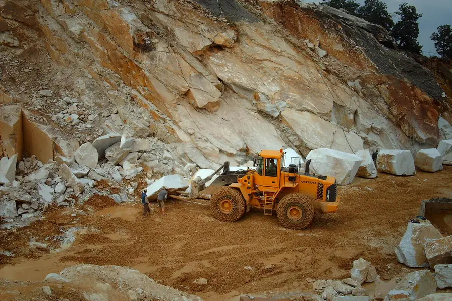 Yeşildağ (Kepsut) yönünde bir taş ocağında iş makinesiyle blok taşı çıkarma çalışması