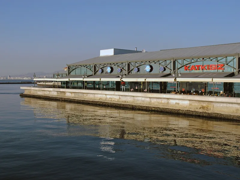 Konak Pier binası ve önündeki körfez