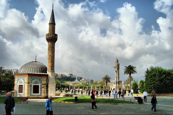 Konak Meydanı'nda sekizgen planlı Yalı Camii ve Saat Kulesi