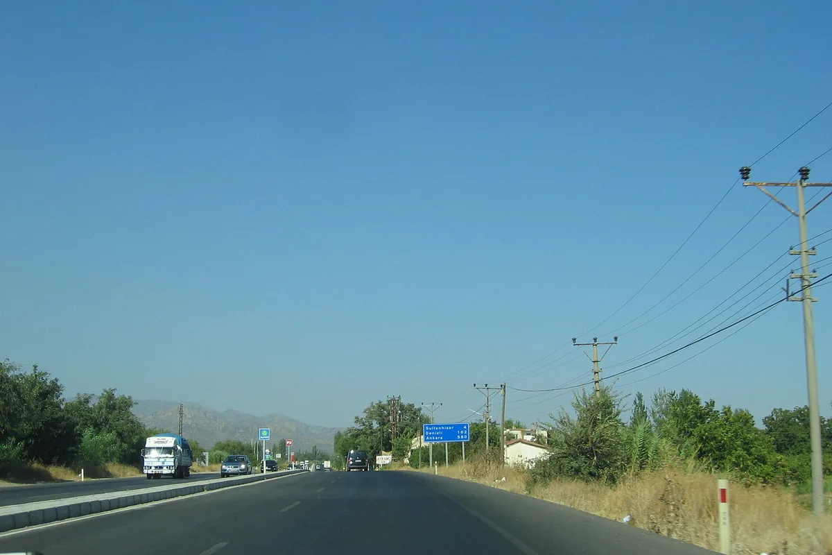 D320 karayolu üzerinde Sultanhisar 4 km, Denizli 102 km, Ankara 580 km yön tabelası, Sultanhisar sınırında