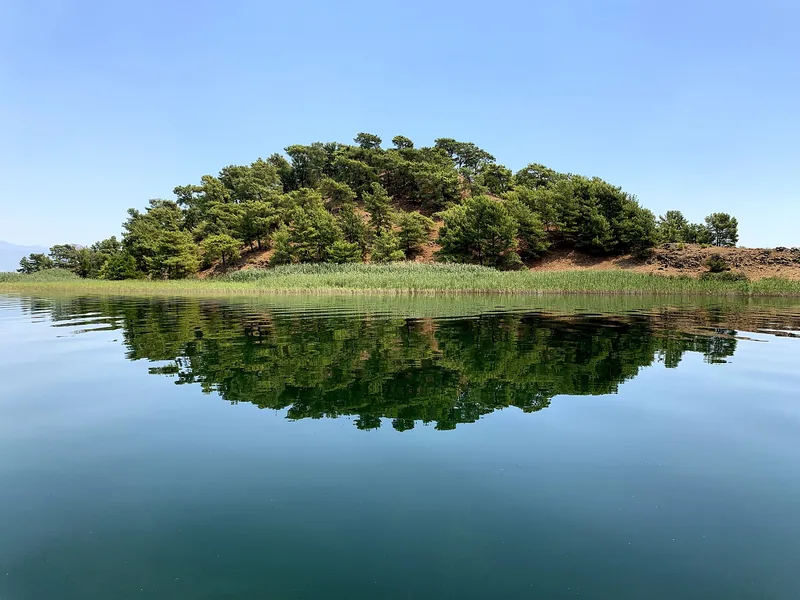 Köyceğiz Gölü'nde Gedova Adası ve yansıması
