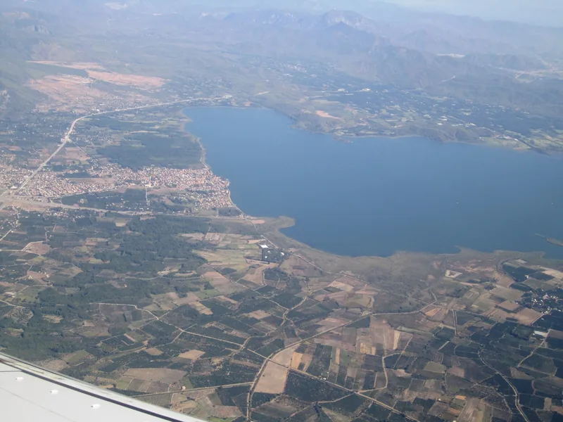 Köyceğiz Gölü, ilçe merkezi ve delta düzlüğü havadan