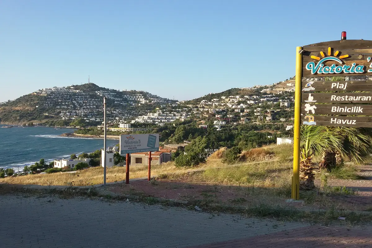Koyunbaba'da tepeden plaj kulübü ve yamaç yerleşimi