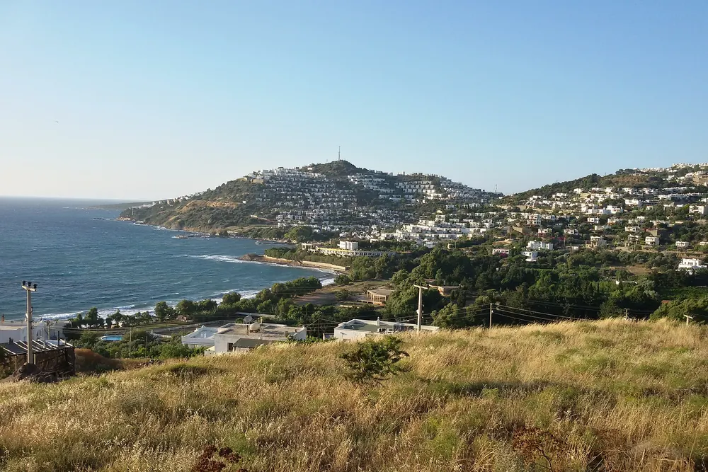 Koyunbaba'da kıyı şeridi ve yamaç villaları