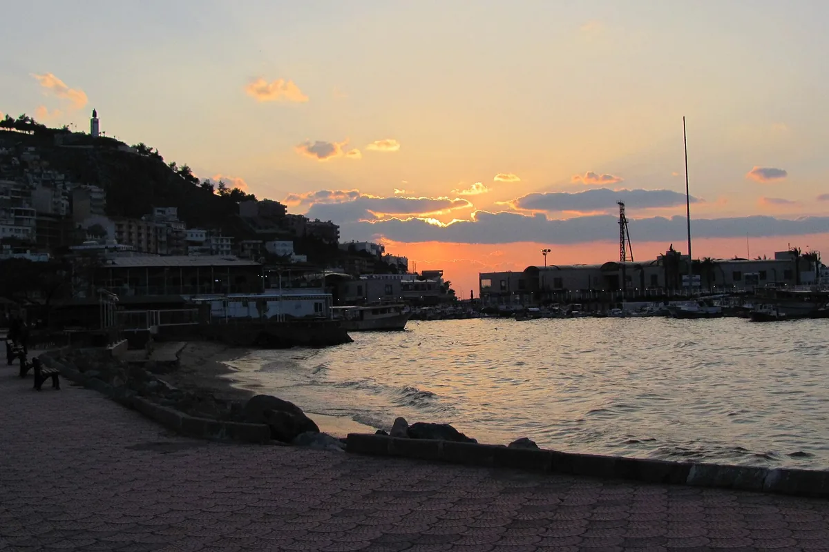 Kuşadası limanı alacakaranlıkta
