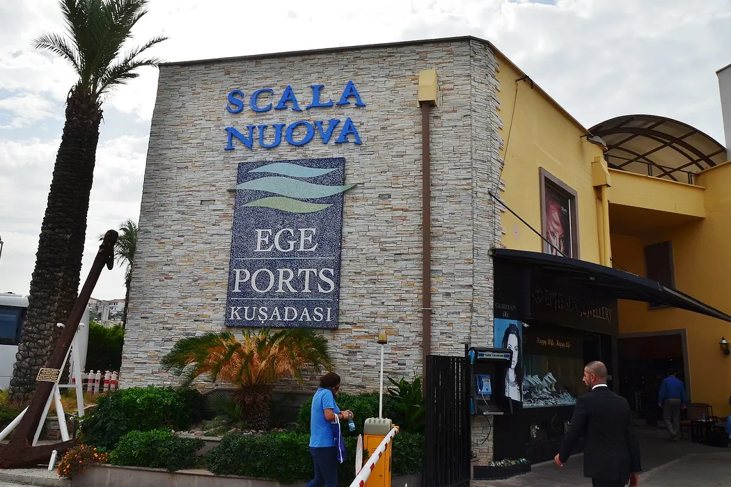 Kuşadası kruvaziyer limanı Scala Nuova girişi