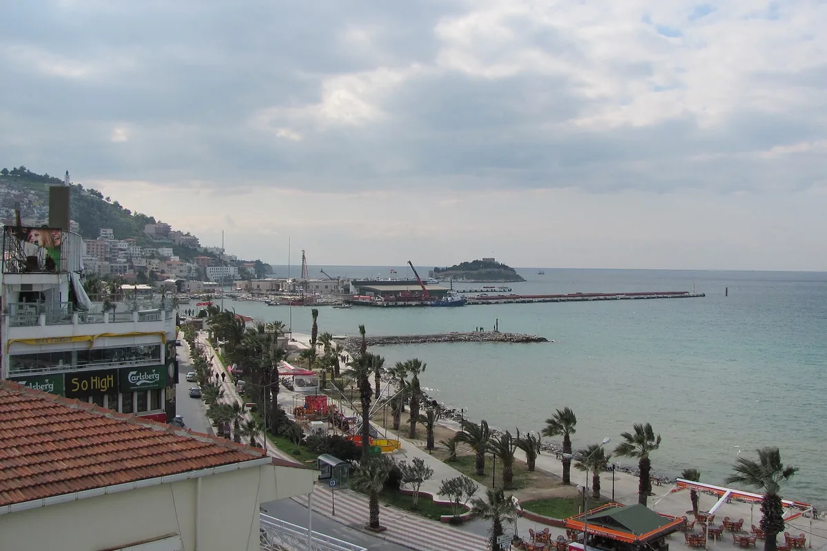 Kuşadası sahil yolu sabah saatlerinde, palmiyeler