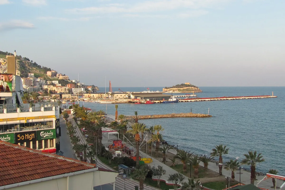 Kuşadası sahil bandı, liman ve Güvercinada