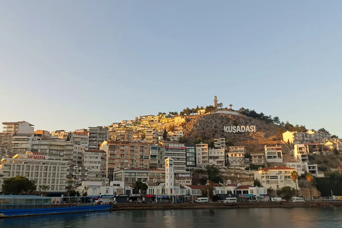 Yamaçtaki Kuşadası yazısı ve liman