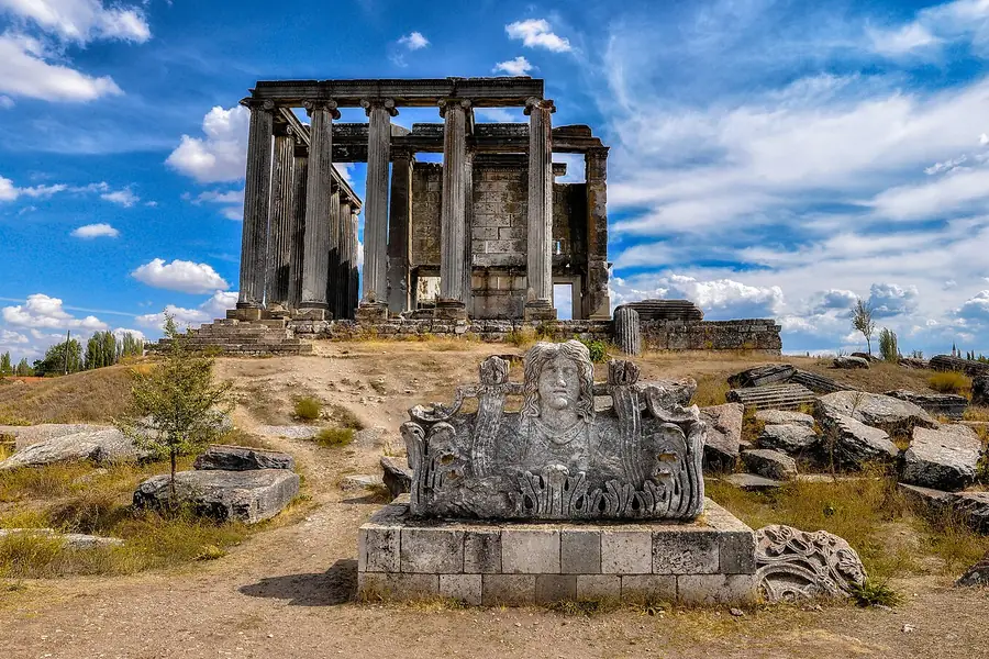 Aizanoi Antik Kenti'ndeki Zeus Tapınağı'nın ayakta kalan sütunları, Çavdarhisar Kütahya