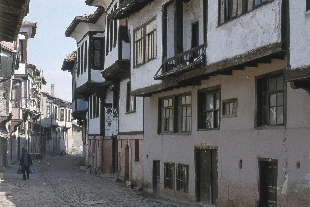 Kütahya'nın Germiyan bölgesindeki ahşap cumbalı tarihi evler ve taş kaldırımlı sokak