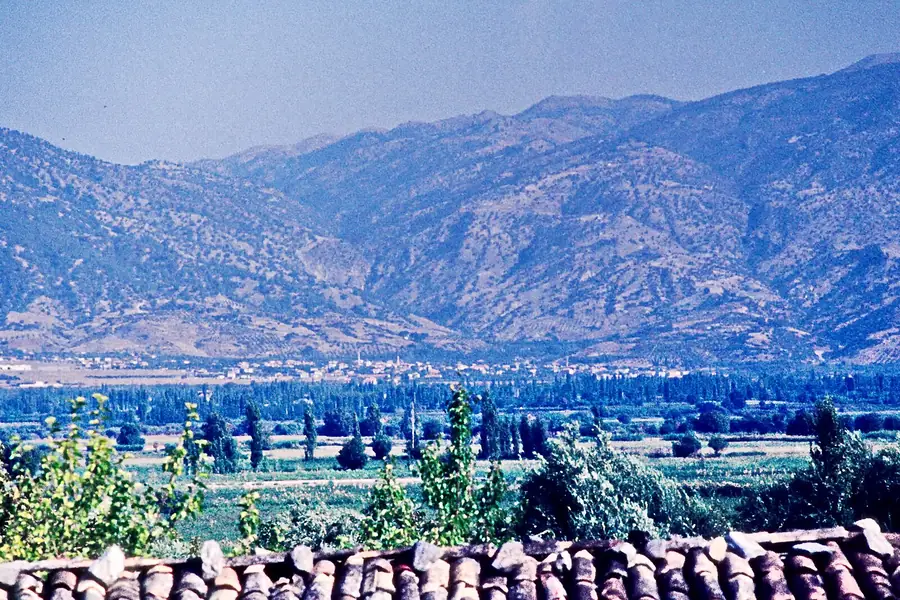 Büyük Menderes Ovası ve Aydın Dağları (Kara Dağ) manzarası, Kuyucak yakınından
