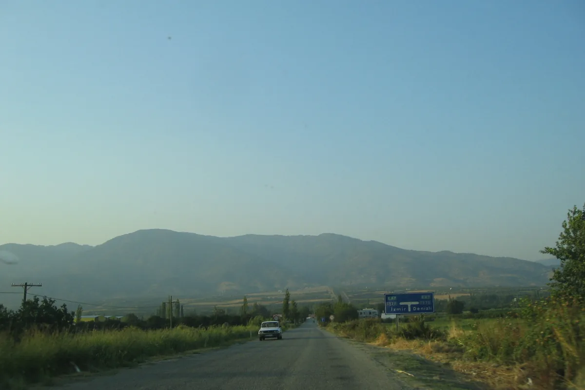Karacasu yönüne giden Kuyucak karayolu, uzakta tepeler, Aydınoğlu (Kuyucak) mevkii