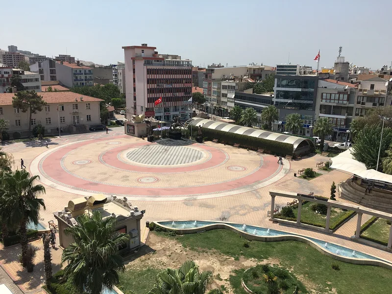Menemen ilçe merkezinde meydan ve çevresi
