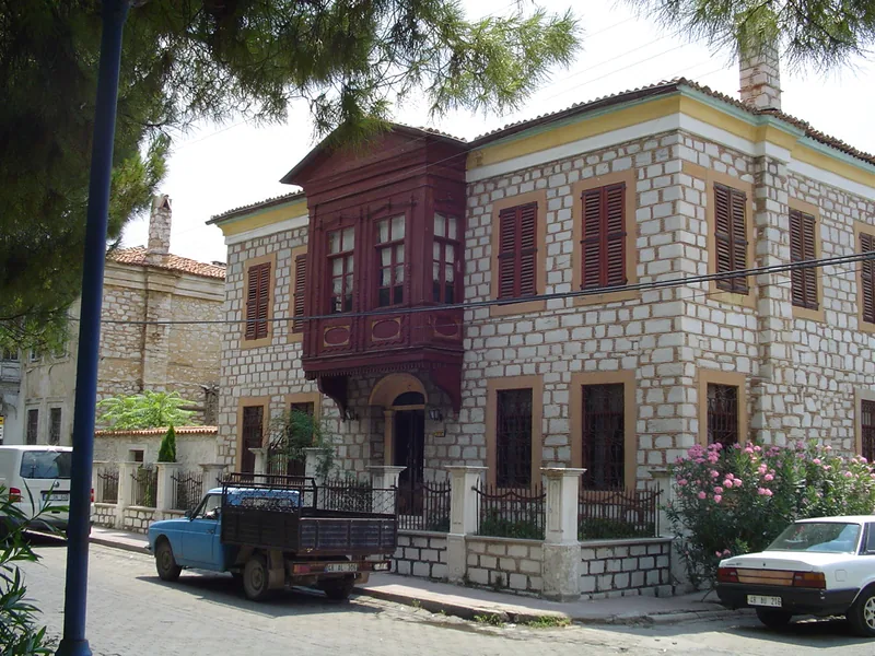 Muğla'da taş cepheli, ahşap cumbalı geleneksel ev