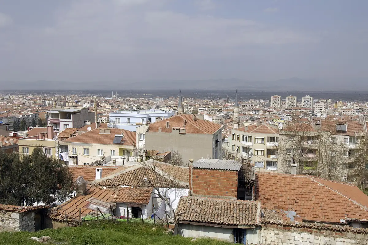 Manisa il merkezinde kale tepesinden şehrin kiremit çatılı evleri, minareler ve arka planda ova manzarası (temsili, Soma'nın kendisi değil)